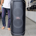 Mini bocina Bluetooth magnética portátil resistente al agua IPX6 — video-producto