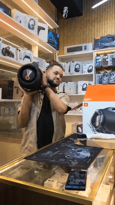 Mini bocina Bluetooth magnética portátil resistente al agua IPX6 — video-producto